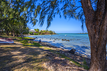 View of Anse La Raie Beach and turquoise Indian Ocean on sunny day, Mauritius, Indian Ocean, Africa