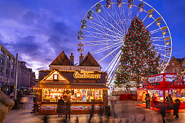 View of ferris wheel and Christmas Market on Old Market Square at dusk, Nottingham, Nottinghamshire, England, United Kingdom, Europe