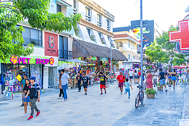 View of busy 5th Avenue, Playa del Carmen, Quintana Roo, Caribbean Coast, Yucatan Peninsula, Riviera Maya, Mexico, North America