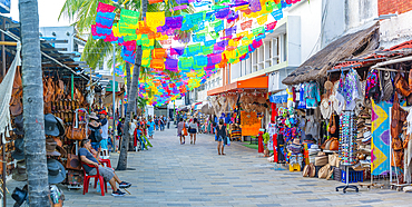 View of busy 5th Avenue, Playa del Carmen, Quintana Roo, Caribbean Coast, Yucatan Peninsula, Riviera Maya, Mexico, North America