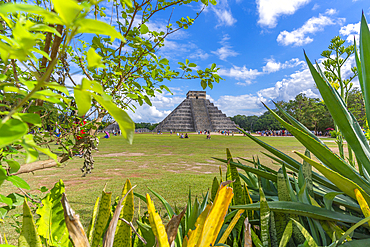 View of El Castillo (The Pyramid of Kukulkan), Mayan Ruin, Chichen Itza, UNESCO World Heritage Site, Yucatan State, Yucatan Peninsula, Mexico, North America