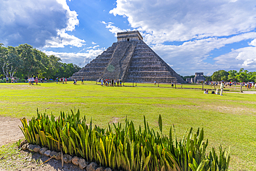 View of El Castillo (The Pyramid of Kukulkan), Mayan Ruin, Chichen Itza, UNESCO World Heritage Site, Yucatan State, Yucatan Peninsula, Mexico, North America