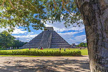 View of El Castillo (The Pyramid of Kukulkan), Mayan Ruin, Chichen Itza, UNESCO World Heritage Site, Yucatan State, Yucatan Peninsula, Mexico, North America