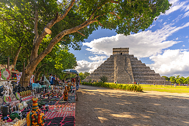 View of El Castillo (The Pyramid of Kukulkan), Mayan Ruin, Chichen Itza, UNESCO World Heritage Site, Yucatan State, Yucatan Peninsula, Mexico, North America