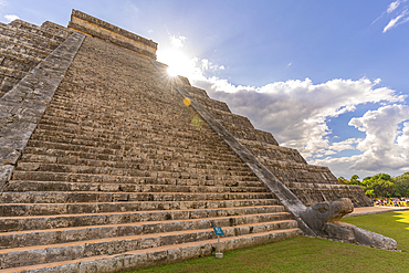 View of El Castillo (The Pyramid of Kukulkan), Mayan Ruin, Chichen Itza, UNESCO World Heritage Site, Yucatan State, Yucatan Peninsula, Mexico, North America