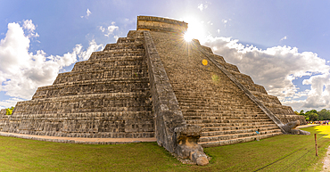 View of El Castillo (The Pyramid of Kukulkan), Mayan Ruin, Chichen Itza, UNESCO World Heritage Site, Yucatan State, Yucatan Peninsula, Mexico, North America