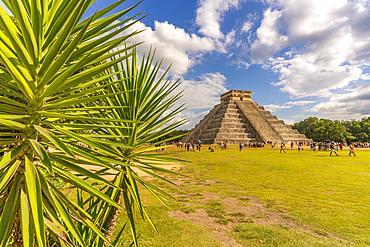 View of El Castillo (The Pyramid of Kukulkan), Mayan Ruin, Chichen Itza, UNESCO World Heritage Site, Yucatan State, Yucatan Peninsula, Mexico, North America