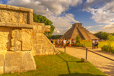 View of El Castillo (The Pyramid of Kukulkan), Mayan Ruin, Chichen Itza, UNESCO World Heritage Site, Yucatan State, Yucatan Peninsula, Mexico, North America