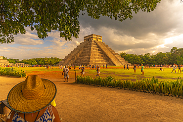 View of El Castillo (The Pyramid of Kukulkan), Mayan Ruin, Chichen Itza, UNESCO World Heritage Site, Yucatan State, Yucatan Peninsula, Mexico, North America