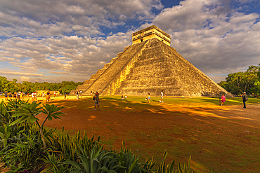 View of El Castillo (The Pyramid of Kukulkan), Mayan Ruin, Chichen Itza, UNESCO World Heritage Site, Yucatan State, Yucatan Peninsula, Mexico, North America