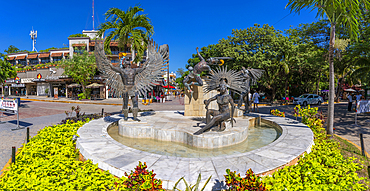 View of shops and sculpture on 5th Avenue, Playa del Carmen, Caribbean Coast, Yucatan Peninsula, Riviera Maya, Mexico, North America