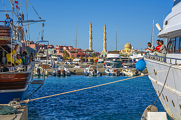 View of boats in Hurghada Marina and Al Mina Mosque in background, Hurghada, Red Sea Governorate, Egypt, North Africa, Africa