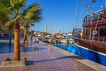 View of boats in Hurghada Marina and Al Mina Mosque in background, Hurghada, Red Sea Governorate, Egypt, North Africa, Africa