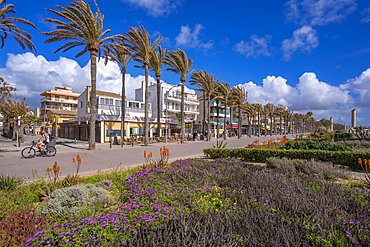 View of cafes and bars at Playa de Palma, S'Arenal, Palma, Majorca, Balearic Islands, Spain, Mediterranean, Europe