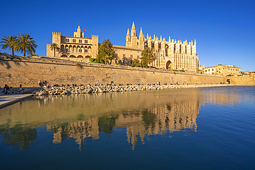 View of Cathedral-Basílica de Santa María de Mallorca from Passeig Marítime, Palma de Mallorca, Majorca, Balearic Islands, Spain, Mediterranean, Europe