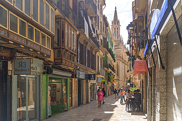 View of cafes, shops and shoppers in narrow street, Palma de Mallorca, Majorca, Balearic Islands, Spain, Mediterranean, Europe