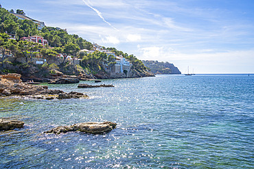 View of villas overlooking the sea at Port d'Andratx, Majorca, Balearic Islands, Spain, Mediterranean, Europe