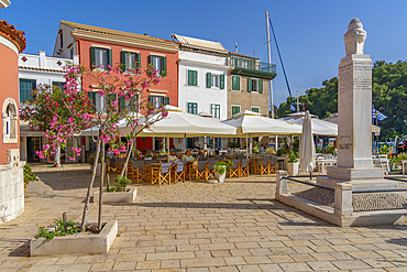 View of cafes and restaurants in Gaios Plaza de l' Ascension in Gaios Town, Paxos, Ionian Sea, Greek Islands, Greece, Europe