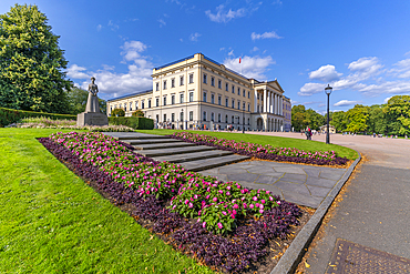 View of The Royal Palace and Dronning Maud statue, Oslo, Norway, Scandinavia, Europe