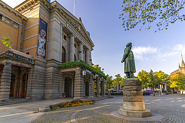 View of Henrik Ibsen statue and the entrance of the National Theatre from Stortingsparken, Oslo, Norway, Scandinavia, Europe