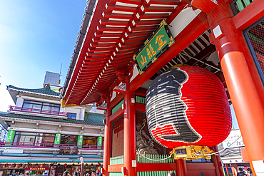 View of Kaminarimon Gate, entrance to Senso-ji Temple, Asakusa, Taito City, Tokyo, Honshu, Japan