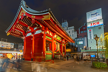 View of Kaminarimon Gate, entrance to Senso-ji Temple at night, Asakusa, Taito City, Tokyo, Honshu, Japan