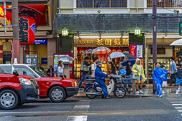 View of shops and restaurant in busy street in the Gion District, Kyoto, Honshu, Kansai, Japan, Asia