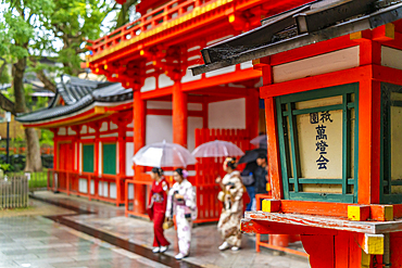 View of Geishas in Yasaka Jinja Nishiromon Gate (Western Tower Gate) Gionmachi Kitagawa, Higashiyama-ku, Kyoto, Honshu, Japan