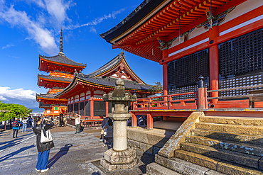 View of Kiyomizu-dera Sanjunoto (Three Story Pagoda) at Kiyomizu-dera Temple, UNESCO, Kiyomizu, Higashiyama-ku, Kyoto, Honshu, Japan