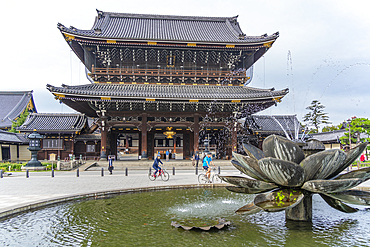 View of Higashi Hongan-ji Temple, Shimogyo Ward, Higashishiokoji Kamadonocho, Kyoto, Honshu, Japan