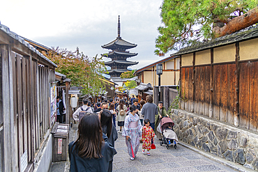 View of Sannen Zaka and Yasaka Pagoda in Gion, Kyoto Geisha District, Kyoto, Honshu, Japan