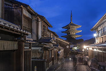 View of Sannen Zaka and Yasaka Pagoda in Gion at dusk, Kyoto Geisha District, Kyoto, Honshu, Japan