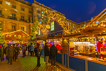 View of Christmas market stalls in Schlüterhof des Berliner Schlosses at dusk, Mitte, Berlin, Germany, Europe