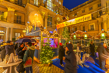 View of Christmas market stalls in Schlüterhof des Berliner Schlosses at dusk, Mitte, Berlin, Germany, Europe