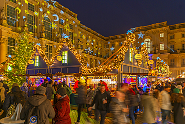 View of Christmas market stalls in Schlüterhof des Berliner Schlosses at dusk, Mitte, Berlin, Germany, Europe