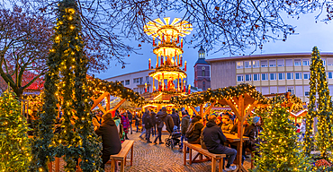 View of Christmas Market stalls in the market square in Altstadt Spandau at dusk, Spandau, Berlin, Germany, Europe