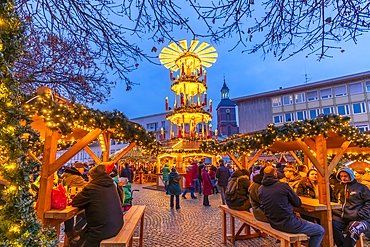 View of Christmas Market stalls in the market square in Altstadt Spandau at dusk, Spandau, Berlin, Germany, Europe