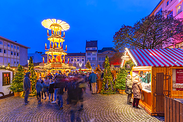 View of Christmas Market stalls in the market square in Altstadt Spandau at dusk, Spandau, Berlin, Germany, Europe