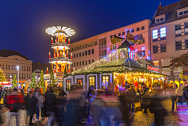 View of Christmas Market stalls in the market square in Altstadt Spandau at dusk, Spandau, Berlin, Germany, Europe