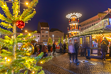 View of Christmas Market stalls in the market square in Altstadt Spandau at dusk, Spandau, Berlin, Germany, Europe