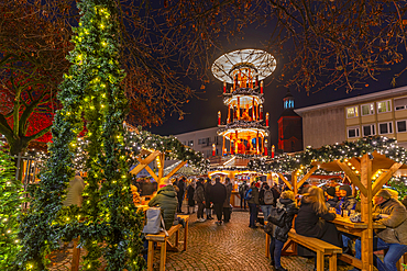 View of Christmas Market stalls in the market square in Altstadt Spandau at dusk, Spandau, Berlin, Germany, Europe