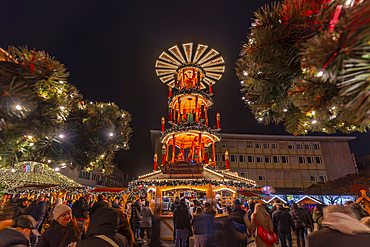 View of Christmas Market stalls in the market square in Altstadt Spandau at dusk, Spandau, Berlin, Germany, Europe