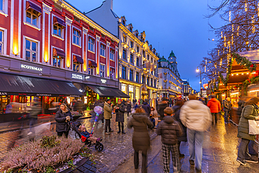 View of Christmas market during winter at dusk, Stortingsparken, Oslo, Norway, Scandinavia, Europe