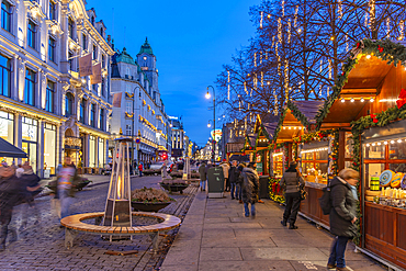 View of Christmas market on Karl Johans Gate at dusk, Oslo, Norway, Scandinavia, Europe