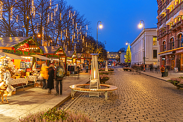 View of Christmas market on Karl Johans Gate and Royal Palace at dusk, Oslo, Norway, Scandinavia, Europe