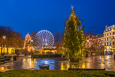 View of Christmas market in Stortingsparken at dusk, Oslo, Norway, Scandinavia, Europe