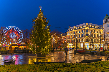 View of Christmas market in Stortingsparken at dusk, Oslo, Norway, Scandinavia, Europe