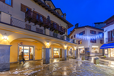 View of snow covered town centre on Via Roma in Courmayeur during winter, Courmayeur, Aosta Valley, Italy, Europe