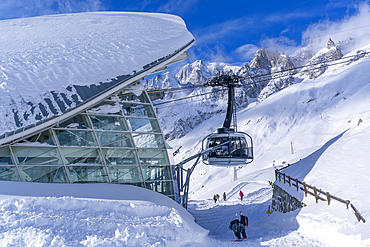 View of snow covered Pavillon du Mont Fréty and Skyway Monte Bianco cable car in winter, Courmayeur, Aosta Valley, Italy, Europe