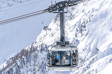 View of snow covered Aosta Valley, mountains and Skyway Monte Bianco cable car in winter, Courmayeur, Aosta Valley, Italy, Europe